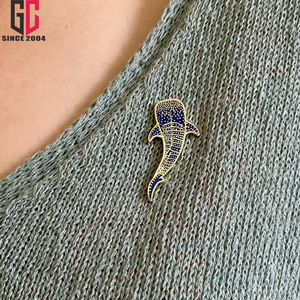 Épinglette en émail personnalisée de requin baleine, fabrication d'usine depuis 15 ans, cadeau pour les créatures marines, l'océan et les aquariums - Product Image 4