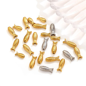 Perles tubulaires en forme de poisson |   Perles entretoises animales à grand trou en acier inoxydable plaqué or PVD 18K pour la fabrication de bijoux DIY (bracelets et colliers) - Product Image 2
