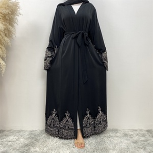 1962 #   Nuevo Cárdigan de Mujer en Material Nida, Diseño Bicolor con Borde Negro y Apliques Blancos, Ropa Musulmana para Eid - Product Image 2