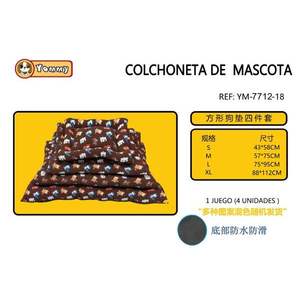 Set di Quattro Tappetini Antiscivolo per Cani con Motivo Quadrato sul Fondo - Product Image 1