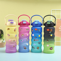 Ensemble de trois tasses en plastique à grande capacité, design dessin animé, avec paille filetée, pour enfants, portable pour l'extérieur, à large base, pour le commerce transfrontalier