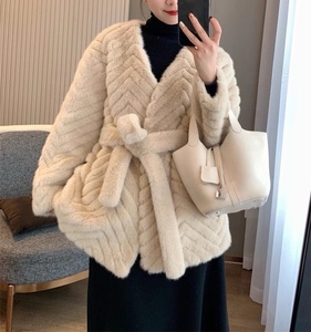 Cappotto in Pelliccia Ecologica di Alta Qualità per Donna, Elegante e Spesso, Morbido e Soffice, Nuovo Stile Invernale con Bordi in Pelliccia - Product Image 1