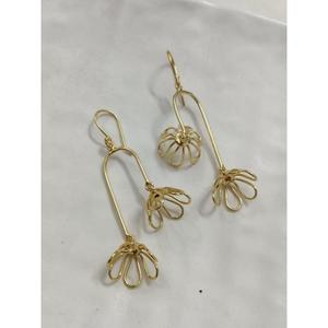 Boucles d'oreilles pendantes vintage pour femmes, plaquées or 14 carats, motif floral ajouré, accessoires tendance en laiton, bijoux indiens Exima - Product Image 1