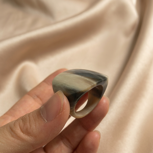 El anillo de cuerno de búfalo presenta rayas negras y marrones cautivadoras, anillo de cuerno clásico para mujeres y hombres - Product Image 3