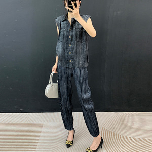ชุดเดนิมจีบพลีท Miyake สำหรับผู้หญิง รุ่นใหม่ประจำฤดูร้อนปี 2026 เสื้อแจ็คเก็ตแขนสั้น กางเกงเอวสูงลำลอง แฟชั่นชุดเซ็ตสองชิ้น - Product Image 3