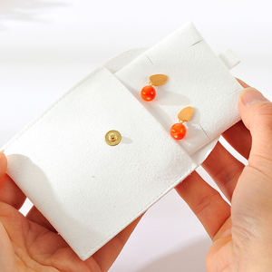 Cartes d'emballage pour bijoux en microfibre, directement de l'usine, diverses couleurs, logo personnalisé, étiquettes et cartes pour colliers et boucles d'oreilles - Product Image 3