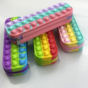 Bolsa de silicona para almacenamiento de juguetes sensoriales, estuche de lápices de colores Pop, bolsa de lápiz de burbujas con corazón - Product Image 2