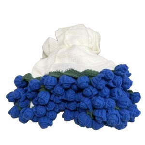 Manta de punto hecha a mano con diseño de ramo de rosas, roja, de forma irregular, regalo de cumpleaños, cálida para el invierno - Product Image 3