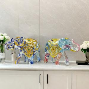 Adorno de Elefante Bebé Dorado Simple y Colorido, Figura Artística Esculpida en Resina Epoxi para Decoración de Sala de Estar y Escritorio - Product Image 3