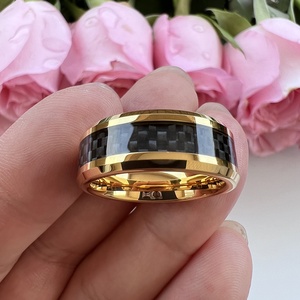 Bague en tungstène dorée Coolstyle 8 mm pour homme et femme, alliance de fiançailles, incrustation en <span class=keywords><strong>fibre</strong></span> de carbone noire, bords biseautés, ajustement confortable - Product Image 4