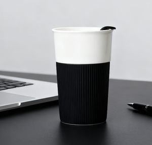 Tasses à eau de voyage réutilisables et pratiques <span class=keywords><strong>sans</strong></span> poignée, tasses à café de voyage en céramique personnalisées avec logo, avec couvercle et manchon en silicone - Product Image 1