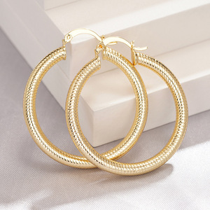 Orecchini a Cerchio Texturizzati per Donne, Gioielli Geometrici di Tendenza - Product Image 5
