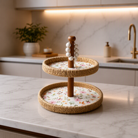 Support à gâteaux rustique fait main à 2 niveaux en rotin tressé à motif floral, avec poignée en bois, plateau de service décoratif pour la maison