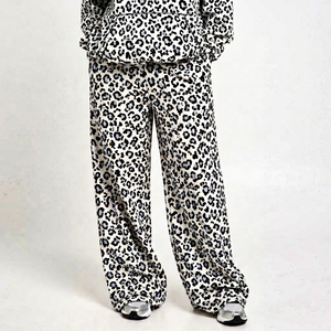 Pantalon large imprimé léopard noir et blanc pour femme – Coupe décontractée taille haute – Vêtement streetwear tendance - Product Image 1