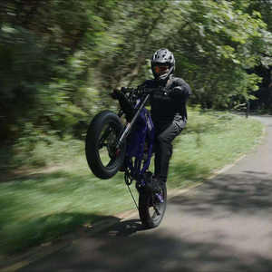 Patinete Eléctrico HEZZO D5 de Dos Ruedas, 60V 2000W, Batería de Litio Impermeable, Movilidad Eléctrica Todoterreno para Adultos, Control por Aplicación, 70 km/h Máx. - Product Image 4