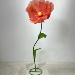 Fiore Artificiale Gigante Realistico in Carta a Forma di Papavero su Plinto per Vetrine, Allestimenti Scenografici, Centri Commerciali, Matrimoni e Celebrazioni - Product Image 2