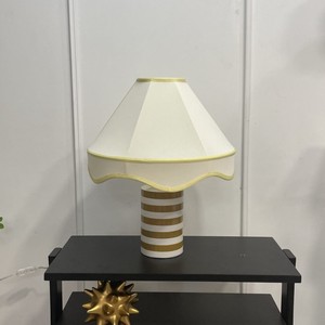 โคมไฟตั้งโต๊ะลายทาง LED 220V สวิตช์ควบคุมสำหรับห้องนั่งเล่นห้องนอนโรงแรมการตกแต่ง - Product Image 2