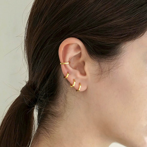 Piccoli orecchini a cerchio in rame placcato oro Micro per donne impilatori geometrici per serate e feste - Product Image 2
