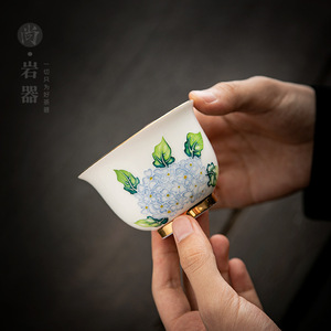 ถ้วยชาพอร์ซเลนสีขาว Dehua ลายดอกไม้เพ้นท์มือ ถ้วยชงชาส่วนตัว ถ้วยชาสำหรับธุรกิจ พร้อมกล่อง - Product Image 2