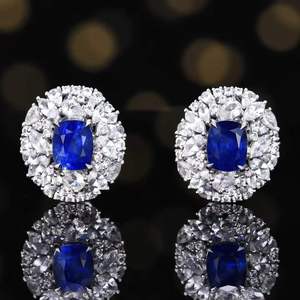 Pendientes de zafiro azul real de corte ovalado de 3.26 quilates de Madagascar, con engaste de oro de 18 quilates adornado con 80 detalles de zafiro blanco brillante. - Product Image 1