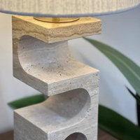 Lampe de table géométrique en travertin Wabi Sabi avec abat-jour en tissu de lin pour la chambre à coucher, le salon, la décoration d'hôtel