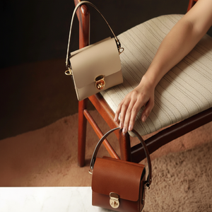 กระเป๋าถือมินิยิงคู่ของถุงที่มีโครงสร้างในตาลเป็นกลางและสีน้ำตาลที่อุดมไปด้วยมีจำหน่ายในราคาขายส่ง - Product Image 1