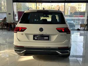 Voiture d'occasion 2023, Volkswagen <span class=keywords><strong>Tiguan</strong></span> L <span class=keywords><strong>pas</strong></span> chère, véhicules économiques, SUV moyen, conduite à gauche, 2023 2024 VW <span class=keywords><strong>Tiguan</strong></span> 330TSI - Product Image 2