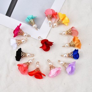 จี้พู่ห้อยประดับมุกเทียมรูปดอกไม้หลากสีสันทำมือขนาดเล็ก พร้อมฝาโลหะ สำหรับทำเครื่องประดับ DIY ต่างหู สร้อยข้อมือ จี้กระเป๋า - Product Image 1