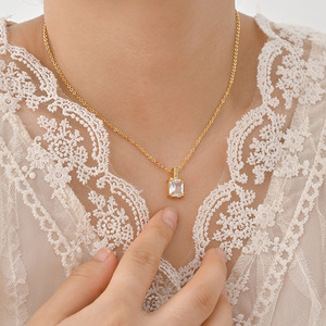 Collar de Diamantes de 45 cm con Colgante Madonna con Certificado IGI, Engaste de Bisel, Corte Radiante, 1 Quilate, DEF VS VVS, Chapado en Oro Amarillo de 14k sobre Plata - Product Image 2