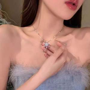 สร้อยคอเหล็กไทเทเนียมจี้เพทายรูปเกล็ดหิมะประดับด้วยสร้อยกระดูกไหปลาร้าประดับลูกปัดมุก - Product Image 2