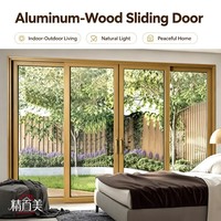 Porte coulissante sur mesure en aluminium et bois, pleine hauteur, avec grande vitre, ton chaud lumineux, pour jardin, terrasse, cour