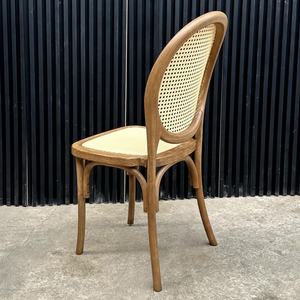 Silla DE BODA PP para exteriores estilo francés Louis con respaldo de ratán rústico y cojín de asiento para eventos y fiestas - Product Image 4