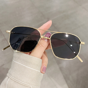 <span class=keywords><strong>Lunettes</strong></span> <span class=keywords><strong>de</strong></span> soleil unisexes <span class=keywords><strong>de</strong></span> luxe tendance 2025, monture métallique polarisée, logo personnalisé, légères et ajustables, protection UV400, <span class=keywords><strong>lunettes</strong></span> <span class=keywords><strong>de</strong></span> mode en gros - Product Image 1