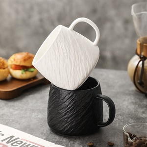 Mug en céramique marbrée créative 400 ml, tasse à café en porcelaine style nordique avec poignée dorée, texture pierre, pour cadeau d'affaires - Product Image 4