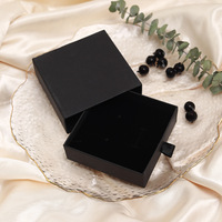 Boîtes à bijoux en carton blanc et noir de petite taille pour la vente en gros, boîtes à double anneau de haute qualité avec logo personnalisé, boîte cadeau pour enfants pour les petites entreprises
