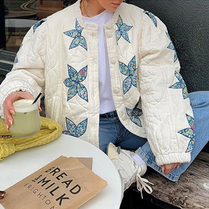 Chaqueta acolchada de algodón con botones y flores, abrigo con acento floral, Chaqueta corta acolchada de retazos, chaqueta acolchada recortada cuadrada - Product Image 2