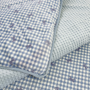 Set Copripiumino in Velluto Latte Autunno/Inverno a Quattro Pezzi, Misura Matrimoniale, con Copripiumino Trapuntato a Pois e Lenzuolo con Angoli, Non Imbottito - Product Image 4
