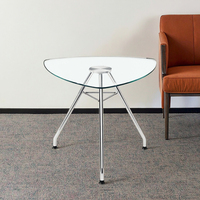 Table basse triangulaire minimaliste en verre avec structure métallique - Portable, décorative, légère et durable pour le bureau et le salon