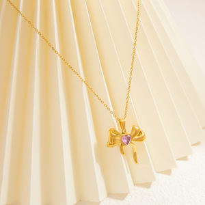 Collar con colgante de lazo chapado en oro de 18 quilates con piedra de corazón rosa, elegante gargantilla para regalo. - Product Image 1