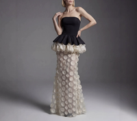 Robe de Soirée Longue Plissée sans Bretelles à Volants Floraux en Maille Transparente Noire avec Corset et Traîne Sirène pour Célébrités