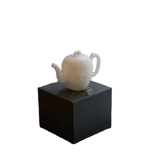 Tetera de Porcelana Blanca Hecha a Mano con Relieve Floral, Colección de Té Chino de Lujo - Product Image 1