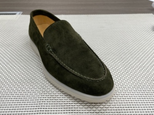 Mocasines de lujo cosidos a mano para hombre, de cuero genuino de vaca, estilo casual y de negocios, con múltiples opciones de textura. - Product Image 1