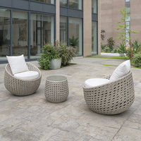 3-teiliges Modernes Outdoor-Sitzgruppen-Set mit Kissen Geflochtenes Rattan Kaffeetisch und Stühle Essgruppe
