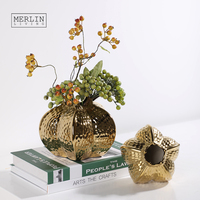 Vase doré texturé Merlin Living, forme couronne angulaire, ornement moderne et luxueux pour la maison, vase de table doré avec vase à fleurs