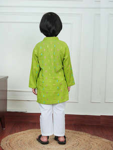 ชุดคุรตะผ้าฝ้ายสีเขียวพิมพ์ลายสำหรับเด็กผู้ชาย พร้อมชุดนอนสีขาว ชุดพื้นเมืองแบบดั้งเดิมสำหรับเด็ก ชุดคุรตะใส่สบายสำหรับงานเทศกาล งานแต่งงาน และงานปาร์ตี้ - Product Image 2