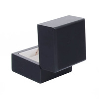 Boîte à bagues en bois noir laqué brillant de haute qualité, petite et rectangulaire, avec LED, pour rangement de bijoux, OEM/ODM disponible, MOQ 500 pièces, personnalisable