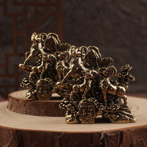 Adorno de Latón con Tres Ovejas que Atraen Prosperidad, Decoración para el Hogar o Escritorio, Mascota de Té, Forma Irregular, Patrón Animal, Artesanía de Latón - Product Image 1