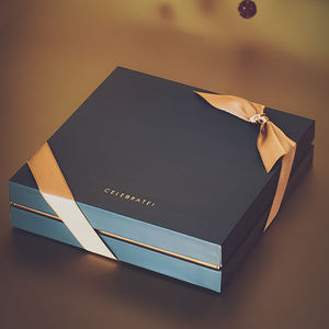 صندوق هدايا فاخر مخصص بشعار مصنوع من الورق المقوى بغطاء ثابت وقابل للإزالة مع شريط - Product Image 6