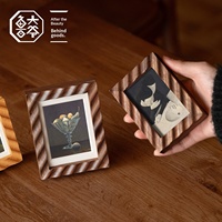 Marco de Fotos Magnético de Madera Sólida Ecológico con Patrón de Ondas, Decoración Creativa para Escritorio, Almacenamiento Personalizable, Impresión Giclée Encajable