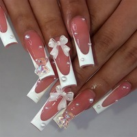 K008 Faux ongles à presser longs forme cercueil, motif ours et nœud papillon, perles blanches style français, style occidental, en ABS de qualité supérieure, en stock, MOQ1, vente en gros, application facile